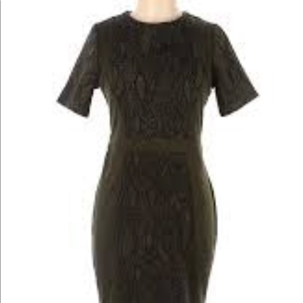 Woman dressed - Picture 4 of 6